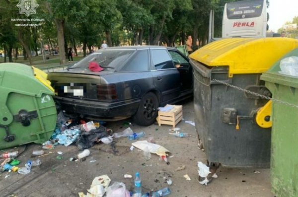 На Водопроводной Ford влетел в мусорные контейнеры: погибла женщина - новини Одеси