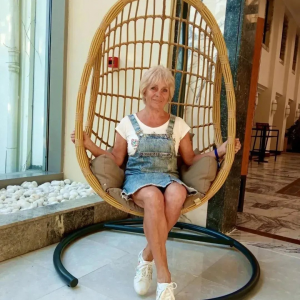 Огого  бабушка: пенсионерка в 70 лет тягает штангу на зависть молодым  