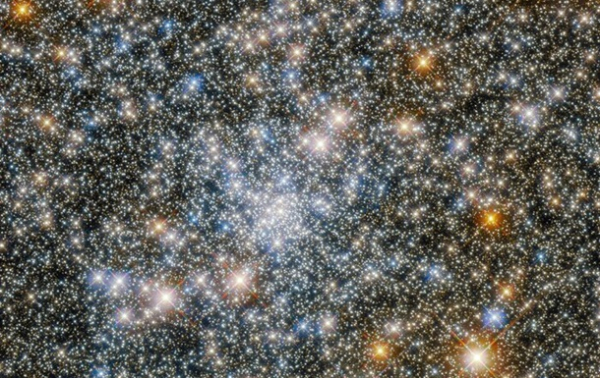 Хаббл сделал фото скопления звезд в созвездии Стрельца