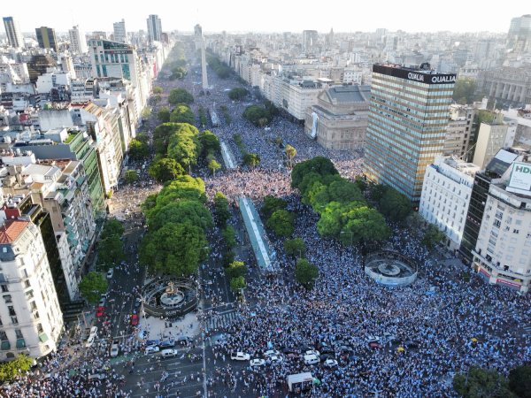 Миллион аргентинцев вышли на улицы БуэносАйреса праздновать победу на ЧМ по футболу  