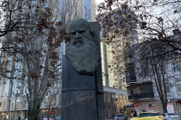 В Одесі демонтують пам'ятник Льву Толстому - новини Одеси