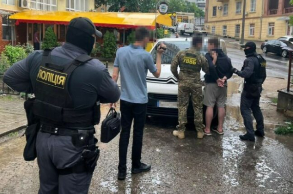Одесит налагодив бізнес на переправці чоловіків через кордон - новини Одеси