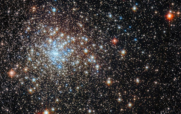 Телескоп Хаббл сделал изображение дальнего скопления звезд