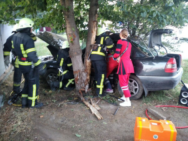 Утреннее ДТП в Измаиле: пострадавших из авто вытаскивали спасатели