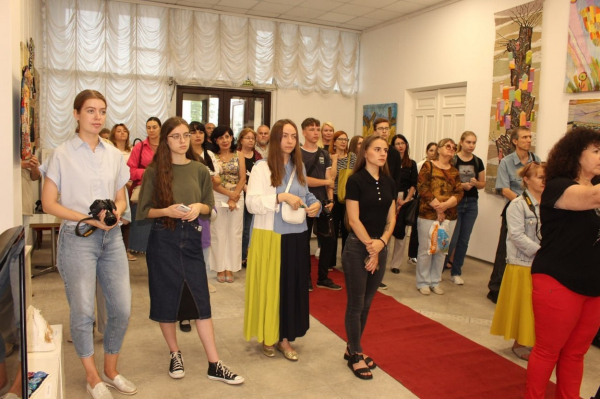 В Измаильской картинной галерее открылась уникальная выставка художественного ткачества