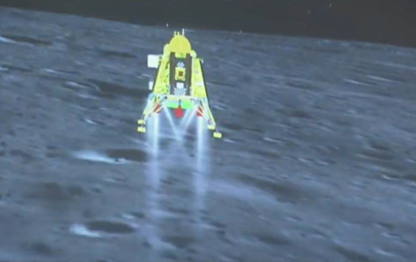 Индийский посадочный модуль Чандраян-3 совершил успешную посадку на Луну