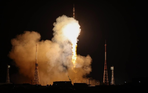 Россия запустила ракету Союз с новым экипажем МКС
