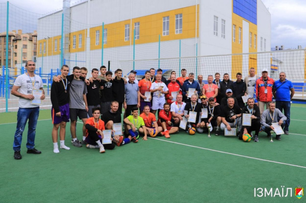В Измаиле провели XXV традиционный турнир по волейболу среди ветеранских и молодежных команд