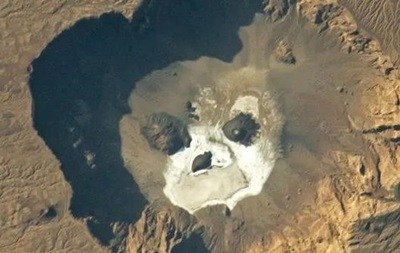 NASA показало "жуткое" фото кальдеры в форме черепа