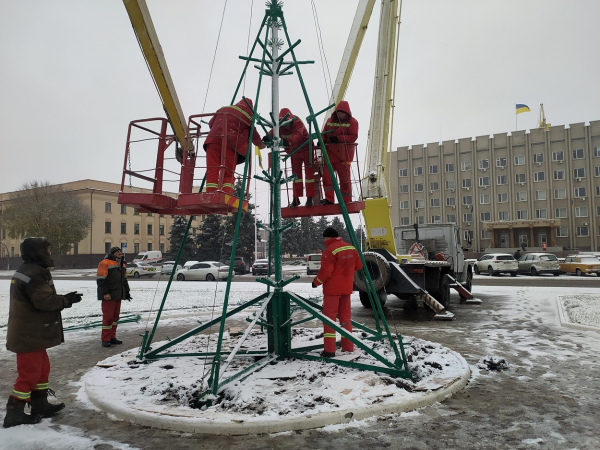 В Измаиле приступили к установке главной новогодней елки