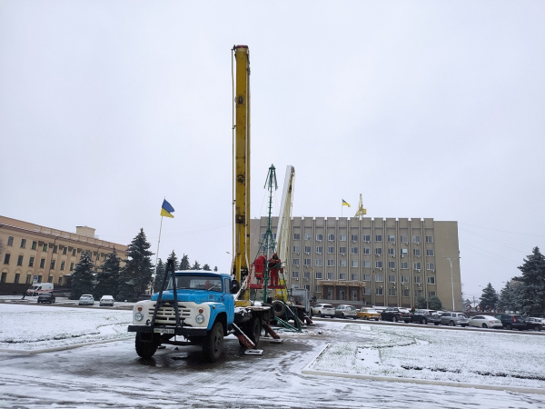 В Измаиле приступили к установке главной новогодней елки