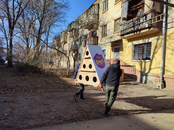 Новоселье под Новый год: в Измаиле бездомыши получили новые кошачьи домики (видео)