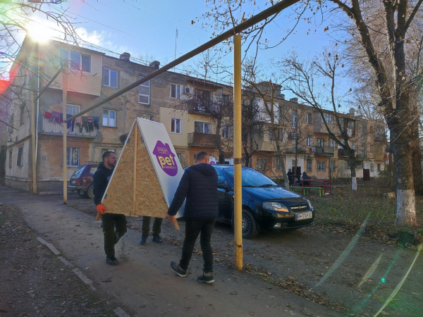 Новоселье под Новый год: в Измаиле бездомыши получили новые кошачьи домики (видео)