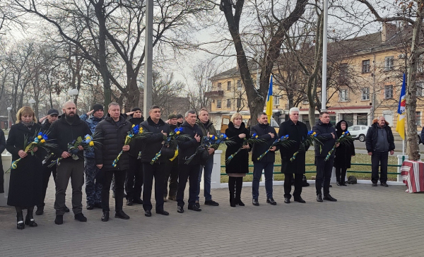 В Измаиле в честь Дня соборности Украины к памятнику Тарасу Шевченко возложили цветы (видео)