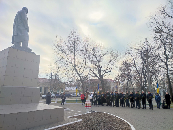 В Измаиле в честь Дня соборности Украины к памятнику Тарасу Шевченко возложили цветы (видео)