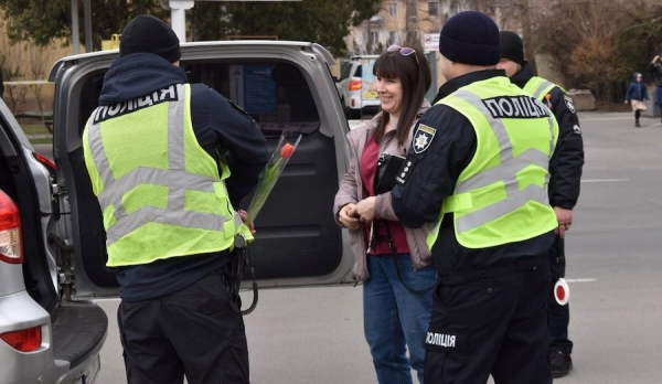 Патрульні в Ізмаїлі привітали жінок з 8 березня