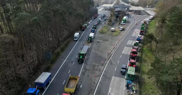 Україна звернулася до глави МВС Польщі через блокування автобусів на кордоні 