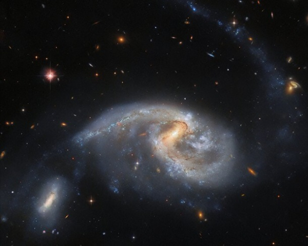 Телескоп Hubble показал группу галактик во взаимодействии