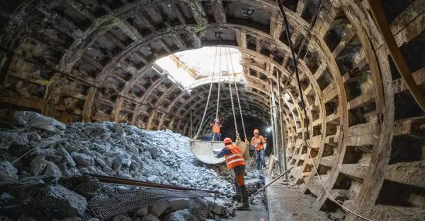 На аварійній частині синьої гілки київського метро розкрили тунель 