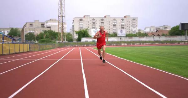 69летний учитель физкультуры из ИваноФранковской области пробежал 100 тысяч километров  