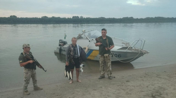 Мешканця Ізмаїла в ластах та на акваскутері упіймали прикордонники посеред Дунаю