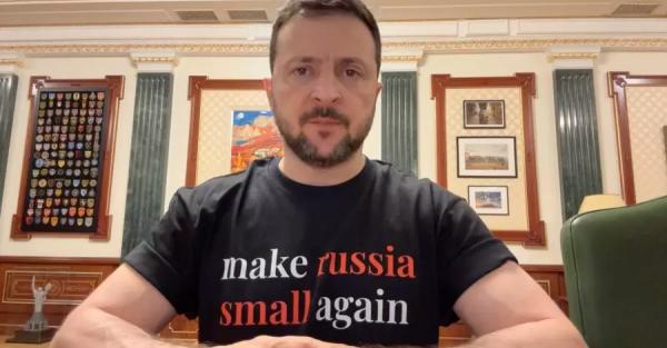 "Make russia small again" - Зеленський записав відеозвернення у новій футболці 