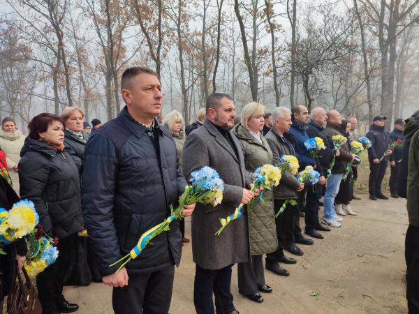 1000-й день війни: в Ізмаїлі вшанували пам'ять Захисників і поклали квіти на Алеї слави