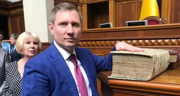 Нардеп Шахов, який перебуває у розшуку, з'явився на засіданні комітету Ради 