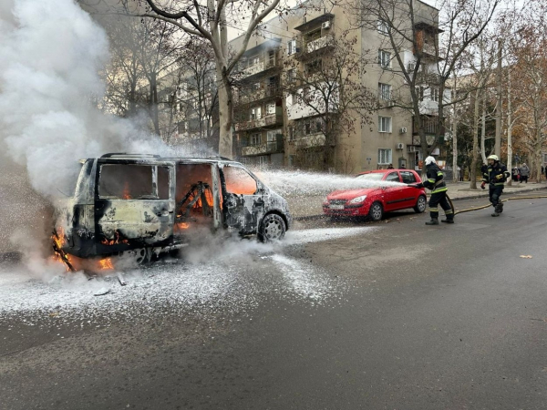 В Ізмаїлі просто серед білого дня загорівся автомобіль