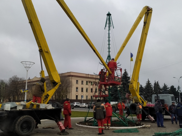 В Ізмаїлі встановлюють новорічну ялинку