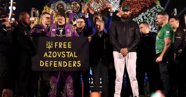 Усик вышел на церемонию взвешивания с плакатом Free Azovstal Defenders  