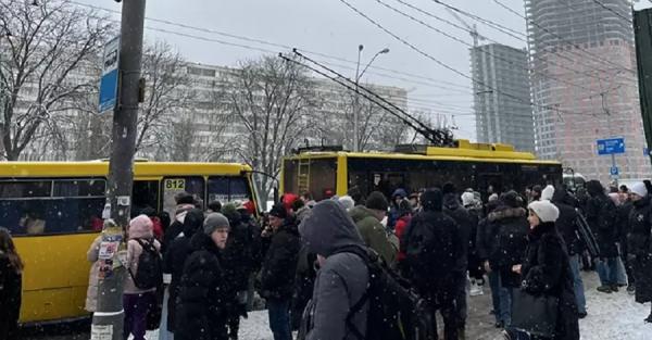 Міський транспорт і повітряні тривоги: чому в Києві це питання перетворилось на політичне шоу 