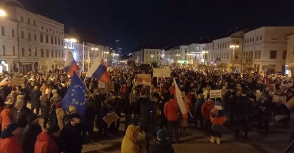 У містах Словаччини почалися масові протести проти уряду Фіцо 