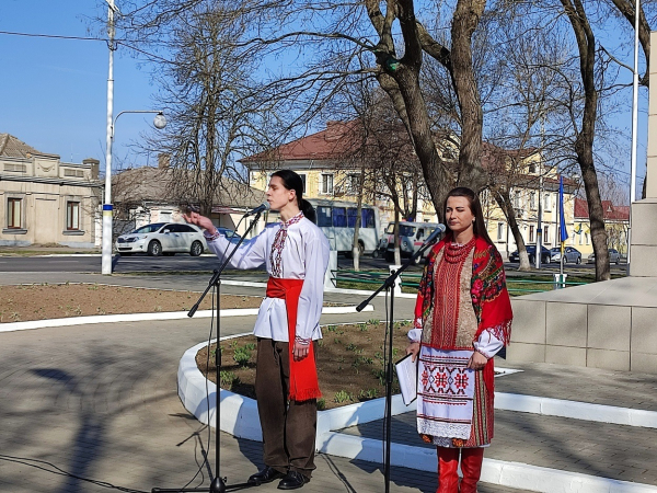 В Ізмаїлі поклали квіти до пам’ятника Шевченку з нагоди 211 річниці з Дня народження Кобзаря