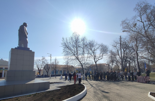 В Ізмаїлі поклали квіти до пам’ятника Шевченку з нагоди 211 річниці з Дня народження Кобзаря