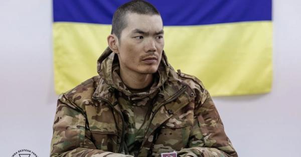 Зеленський опублікував нове відео допиту полоненого з КНР – той просить не повертати його до РФ  