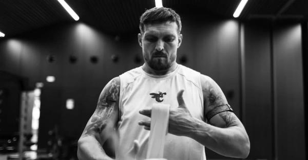 Усик во время встречи с командой Дюбуа собственноручно починил лампу  