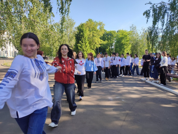 День вишиванки в Ізмаїлі: в центрі міста встановили сотні прапорців та утворили ланцюг єдності