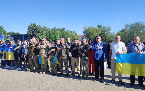 День вишиванки в Ізмаїлі: в центрі міста встановили сотні прапорців та утворили ланцюг єдності