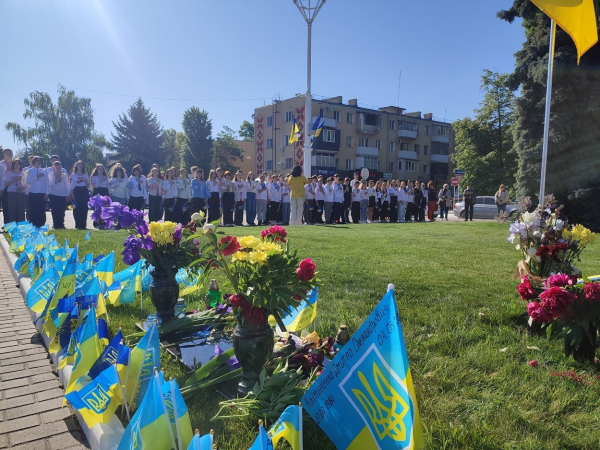 День вишиванки в Ізмаїлі: в центрі міста встановили сотні прапорців та утворили ланцюг єдності