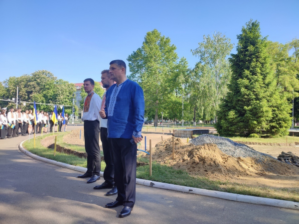 День вишиванки в Ізмаїлі: в центрі міста встановили сотні прапорців та утворили ланцюг єдності