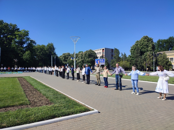День вишиванки в Ізмаїлі: в центрі міста встановили сотні прапорців та утворили ланцюг єдності