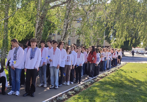 День вишиванки в Ізмаїлі: в центрі міста встановили сотні прапорців та утворили ланцюг єдності