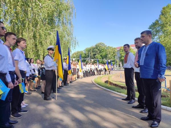День вишиванки в Ізмаїлі: в центрі міста встановили сотні прапорців та утворили ланцюг єдності