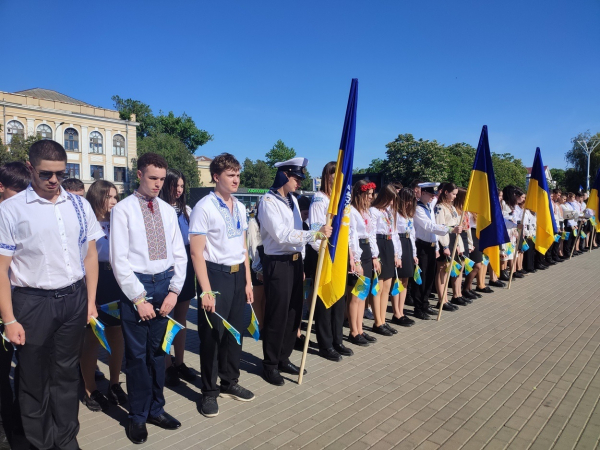 День вишиванки в Ізмаїлі: в центрі міста встановили сотні прапорців та утворили ланцюг єдності