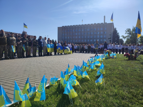 День вишиванки в Ізмаїлі: в центрі міста встановили сотні прапорців та утворили ланцюг єдності