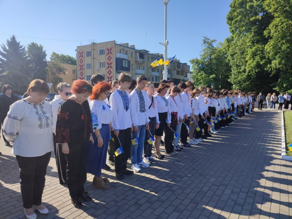 День вишиванки в Ізмаїлі: в центрі міста встановили сотні прапорців та утворили ланцюг єдності
