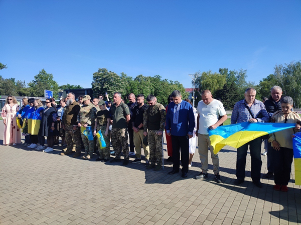 День вишиванки в Ізмаїлі: в центрі міста встановили сотні прапорців та утворили ланцюг єдності