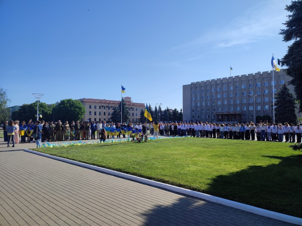 День вишиванки в Ізмаїлі: в центрі міста встановили сотні прапорців та утворили ланцюг єдності