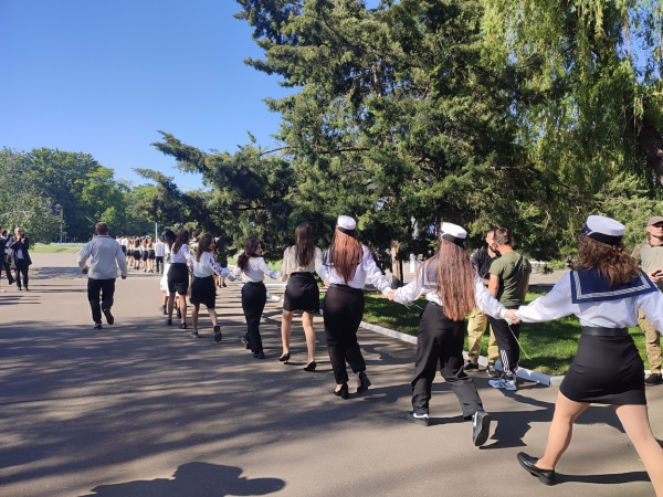 День вишиванки в Ізмаїлі: в центрі міста встановили сотні прапорців та утворили ланцюг єдності